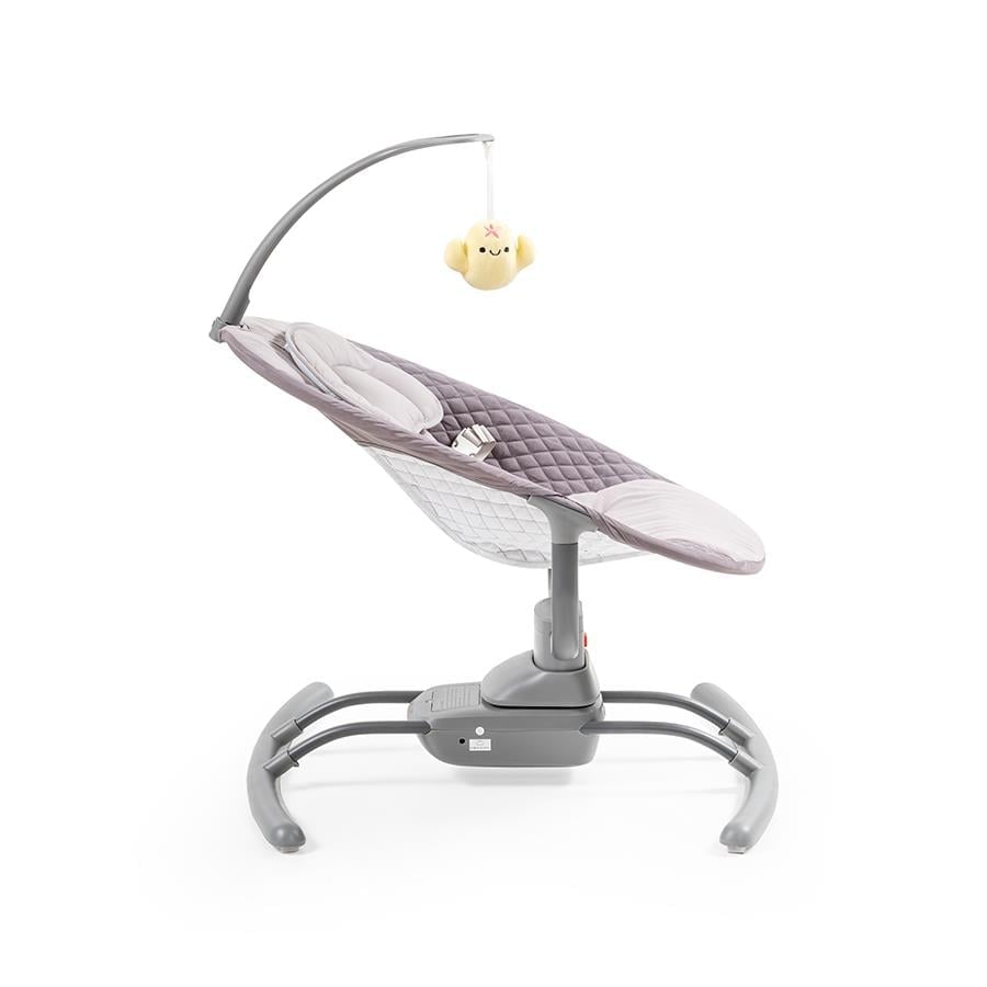 Beyaz arka planda Baby2go Acelia model beyaz renkli elektrikli ana kucağının yandan görünüşü